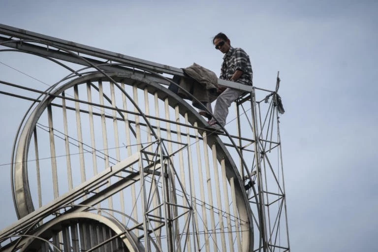 Άνδρας απειλεί να αυτοκτονήσει στην Ομόνοια – Δείτε εικόνες (upd)